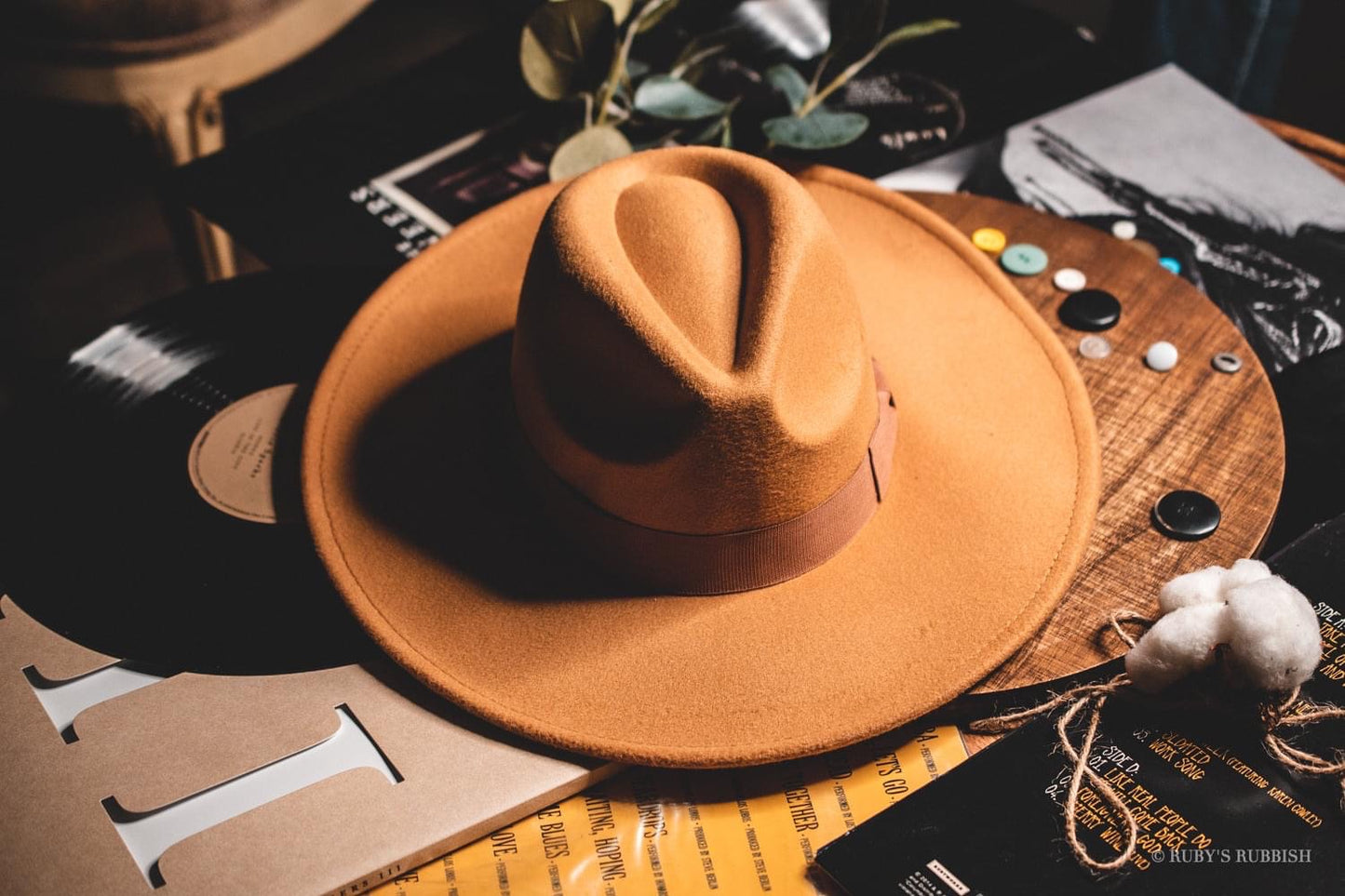 WIDE BRIM FELT HAT